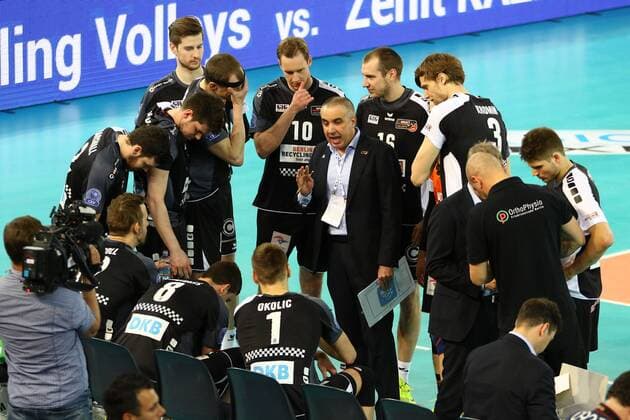 Volleyball, Herren, Saison 2016 17, CEV Champions League Final Four in Rom, Halbfinale, BR Volleys - Zenit Kasan, Cheftrainer Roberto Serniotti (Berlin Recycling Volleys) und die Mannschaft der BR Volleys vor dem Spiel, 29.04.17, Copyright: xMichaelxHundtx xMatthiasxKochx
