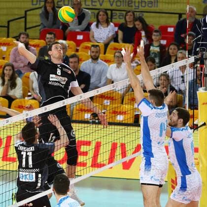 Volleyball, Herren, Saison 2016 17, CEV Champions League Final Four in Rom, Halbfinale, BR Volleys - Zenit Kasan, Tsimafei Zhukouski (Nr. 11, Berlin Recycling Volleys), Graham Vigrass (Nr. 8, Berlin Recycling Volleys), Alexander Gutsalyuk (Nr. 14, Zenit Kasan), Denis Zemchenok (Nr. 15, Zenit Kasan), 29.04.17, Copyright: xMichaelxHundtx xMatthiasxKochx