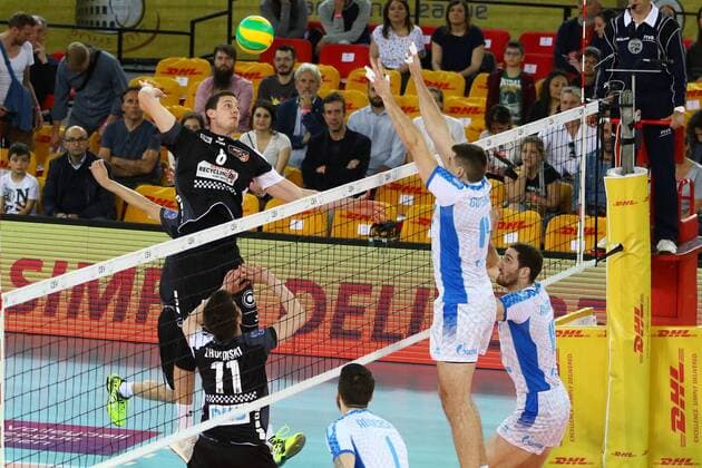 Volleyball, Herren, Saison 2016 17, CEV Champions League Final Four in Rom, Halbfinale, BR Volleys - Zenit Kasan, Graham Vigrass (Nr. 8, Berlin Recycling Volleys), Tsimafei Zhukouski (Nr. 11, Berlin Recycling Volleys), Alexander Gutsalyuk (Nr. 14, Zenit Kasan), Denis Zemchenok (Nr. 15, Zenit Kasan), 29.04.17, Copyright: xMichaelxHundtx xMatthiasxKochx