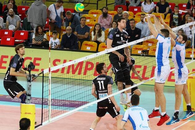 Volleyball, Herren, Saison 2016 17, CEV Champions League Final Four in Rom, Halbfinale, BR Volleys - Zenit Kasan, Robert Kromm (Nr. 3, Berlin Recycling Volleys), Tsimafei Zhukouski (Nr. 11, Berlin Recycling Volleys), Graham Vigrass (Nr. 8, Berlin Recycling Volleys), Alexander Gutsalyuk (Nr. 14, Zenit Kasan), Denis Zemchenok (Nr. 15, Zenit Kasan), 29.04.17, Copyright: xMichaelxHundtx xMatthiasxKochx