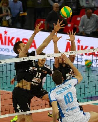 Volleyball, Herren, Saison 2016 17, CEV Champions League Final Four in Rom, Halbfinale, BR Volleys - Zenit Kasan, Paul Carroll (Nr. 12, Berlin Recycling Volleys), Ruben Schott (Nr. 13, Berlin Recycling Volleys), Maxim Mikhailov (Nr. 18, Zenit Kasan), Graham Vigrass (Nr. 8, Berlin Recycling Volleys), 29.04.17, Copyright: xMichaelxHundtx xMatthiasxKochx