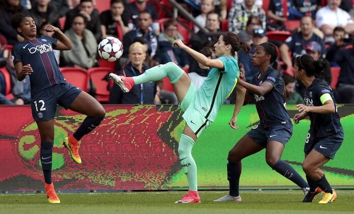 fußball, CL, Damen, Paris St. Germain - FC Barcelona Barcelona s defender Leila Ouahabi (2L) vies for the ball with Paris Saint-Germain s players Ashley Lawrence (L), Grace Geyoro (2R) and Shirley Cruz (R) during the semifinal second leg of the women s Champions League held at Parc des Princes stadium in Paris, France, on 29 april 2017. PSG - BARCELONA !ACHTUNG: NUR REDAKTIONELLE NUTZUNG!  Copyright: xAlbertoxEstévezx 20170429-636290861101301032