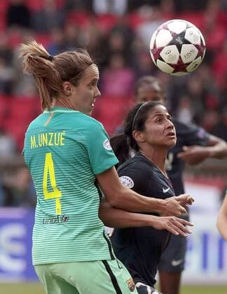 fußball, CL, Damen, Paris St. Germain - FC Barcelona Barcelona s player Marta Unzue (L) vies for the ball with Paris Saint-Germain s player Shirley Cruz (R) during the semifinal second leg of the women s Champions League held at Parc des Princes stadium in Paris, France, on 29 april 2017. PSG - BARCELONA !ACHTUNG: NUR REDAKTIONELLE NUTZUNG!  Copyright: xAlbertoxEstévezx 20170429-636290862476157880