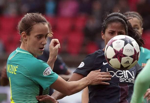 fußball, CL, Damen, Paris St. Germain - FC Barcelona Barcelona s player Marta Unzue (L) vies for the ball with Paris Saint-Germain s player Shirley Cruz (R) during the semifinal second leg of the women s Champions League held at Parc des Princes stadium in Paris, France, on 29 april 2017. PSG - BARCELONA !ACHTUNG: NUR REDAKTIONELLE NUTZUNG!  Copyright: xAlbertoxEstévezx 20170429-636290862507829331