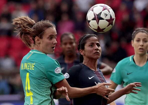Bilder des Tages - SPORT fußball, CL, Damen, Paris St. Germain - FC Barcelona Barcelona s player Marta Unzue (L) vies for the ball with Paris Saint-Germain s player Shirley Cruz (C) during the semifinal second leg of the women s Champions League held at Parc des Princes stadium in Paris, France, on 29 april 2017. PSG - BARCELONA !ACHTUNG: NUR REDAKTIONELLE NUTZUNG!  Copyright: xAlbertoxEstévezx 20170429-636290862547613666