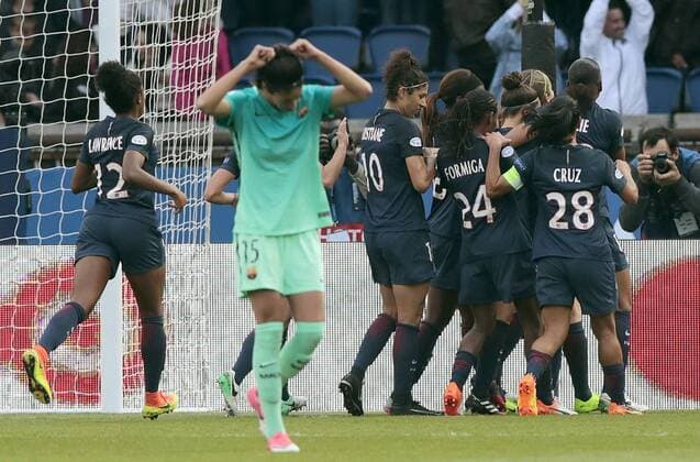 Fußball, CL, Damen, Paris St. Germain - FC Barcelona Paris Saint-Germain s players celebrate the goal scored by team-mate Sabrina Delannoy during the semifinal second leg of the women s Champions League held between Paris Saint-Germain and Barcelona FC at Parc des Princes stadium in Paris, France, on 29 april 2017. PSG - BARCELONA !ACHTUNG: NUR REDAKTIONELLE NUTZUNG!  Copyright: xAlbertoxEstévezx 20170429-636290880332687410