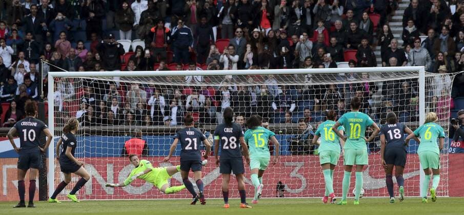 Fußball, CL, Damen, Paris St. Germain - FC Barcelona Paris Saint-Germain s player Sabrina Delannoy (2L) scores during the semifinal second leg of the women s Champions League held between Paris Saint-Germain and Barcelona FC at Parc des Princes stadium in Paris, France, on 29 april 2017. PSG - BARCELONA !ACHTUNG: NUR REDAKTIONELLE NUTZUNG!  Copyright: xAlbertoxEstévezx 20170429-636290880375742858