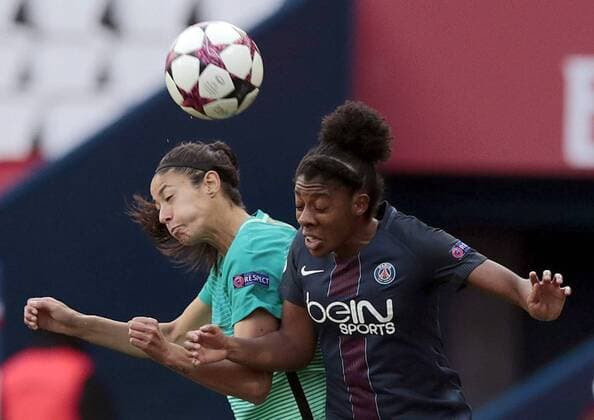 Fußball, CL, Damen, Paris St. Germain - FC Barcelona Barcelona s player Laila Ouahabi (L) vies for the ball with Paris Saint-Germain s player Ashley Lawrence (R) during the semifinal second leg of the women s Champions League held at Parc des Princes stadium in Paris, France, on 29 april 2017. PSG - BARCELONA !ACHTUNG: NUR REDAKTIONELLE NUTZUNG!  Copyright: xAlbertoxEstévezx 20170429-636290880992090956