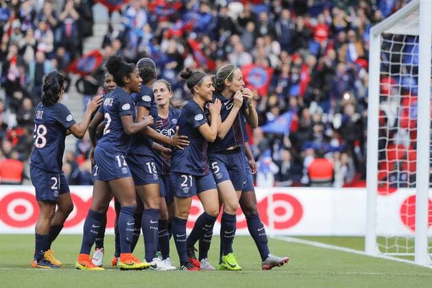 Fußball, CL, Damen, Paris St. Germain - FC Barcelona Sabrina Delannoy (PSG women) inscrit un but sur penalty, joie, Ouleymata Sarr (PSG women), Grace Geyoro (PSG women), Marie-Laure Delie (PSG women), Rozeira Cristiane (PSG women), Miraildes Maciel Mota - Formiga (PSG women), Shirley Cruz Trana (PSG women), Eve Perisset (PSG women) FOOTBALL : Paris SG vs FC Barcelone - UEFA Ligue des Champions feminines - 1 2 Finale - 29 04 2017 StephaneALLAMAN Panoramic