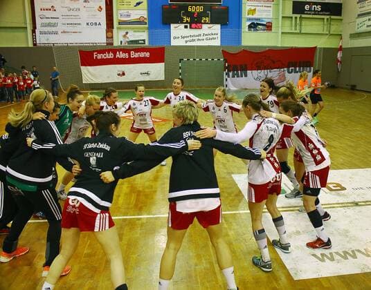 Nach Spielschluss: Jubelreigen der Zwickauer Spielerinnen Handball Frauen 2.Liga 2016 17 BSV Sachsen Zwickau - FSG Mainz 05 Budenheim 34:29 am 29.4.2017 BSV Sachsen Zwickau - FSG Mainz 05 Budenheim