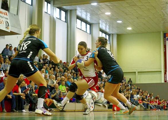 Laura Majer (Zwickau) sucht die Lücke zwischen Selina Adeberg (Mainz, links) und Alicia Soffel (Mainz) Handball Frauen 2.Liga 2016 17 BSV Sachsen Zwickau - FSG Mainz 05 Budenheim am 29.4.2017 BSV Sachsen Zwickau - FSG Mainz 05 Budenheim