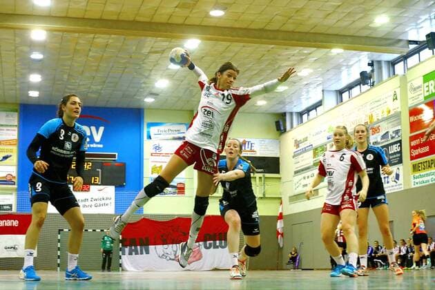 Torwurf von Monika Odrowska (Zwickau) ; weiter von links: Maxine-Luise Schmohl (Mainz) , Janka Bauer (Mainz) und Alisa Pester (Zwickau) Handball Frauen 2.Liga 2016 17 BSV Sachsen Zwickau - FSG Mainz 05 Budenheim am 29.4.2017 BSV Sachsen Zwickau - FSG Mainz 05 Budenheim