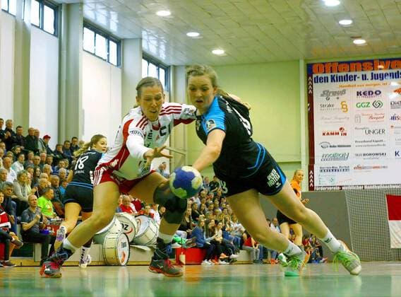 Christina Zuber (Zwickau, links) und Alicia Soffel (Mainz) strecken sich nach dem Ball Handball Frauen 2.Liga 2016 17 BSV Sachsen Zwickau - FSG Mainz 05 Budenheim am 29.4.2017 BSV Sachsen Zwickau - FSG Mainz 05 Budenheim
