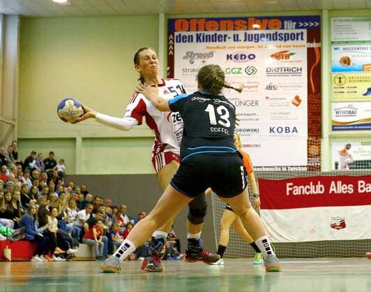 Torwurf von Christina Zuber (Zwickau) , rechts Alicia Soffel (Mainz) Handball Frauen 2.Liga 2016 17 BSV Sachsen Zwickau - FSG Mainz 05 Budenheim am 29.4.2017 BSV Sachsen Zwickau - FSG Mainz 05 Budenheim