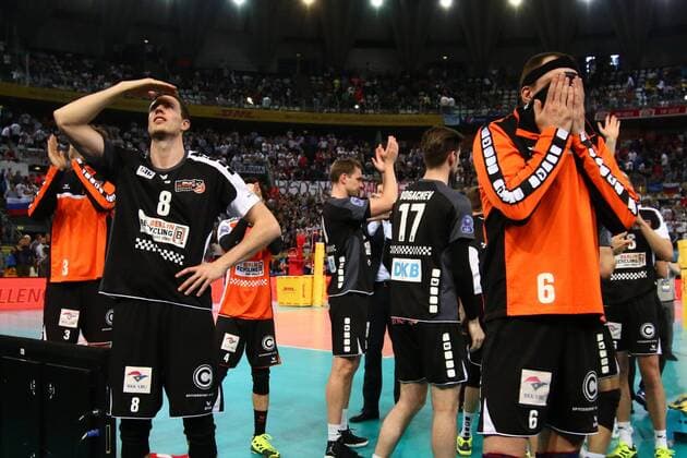 Volleyball, CL, Final Four, BR Volleys - Zenit Kasan Volleyball, Herren, Saison 2016 17, CEV Champions League Final Four in Rom, Halbfinale, BR Volleys - Zenit Kasan, Enttäuschung nach Spielende, Robert Kromm (Nr. 3, Berlin Recycling Volleys), Graham Vigrass (Nr. 8, Berlin Recycling Volleys), Sebastian Kühner (Nr. 10, Berlin Recycling Volleys), Egor Bogachev (Nr. 17, Berlin Recycling Volleys), Felix Fischer (Nr. 6, Berlin Recycling Volleys)29.04.17, Copyright: xMichaelxHundtx xMatthiasxKochx