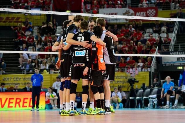 Volleyball, CL, Final Four, BR Volleys - Zenit Kasan 29.04.2017, Palalottomatica, Rom Volleyball, 2017 CEV Volleyball Champions League, Halbfinale, Berlin Recycling Volleys (GER) vs. Zenit Kazan (RUS) Robert Kromm ( 3 Berlin), Felix Fischer ( 6 Berlin), Ruben Schott ( 13 Berlin), Luke Perry ( 4 Berlin), Wouter ter Maat ( 16 Berlin), Tsimafei Zhukouski ( 11 Berlin) enttäuscht enttaeuscht traurig