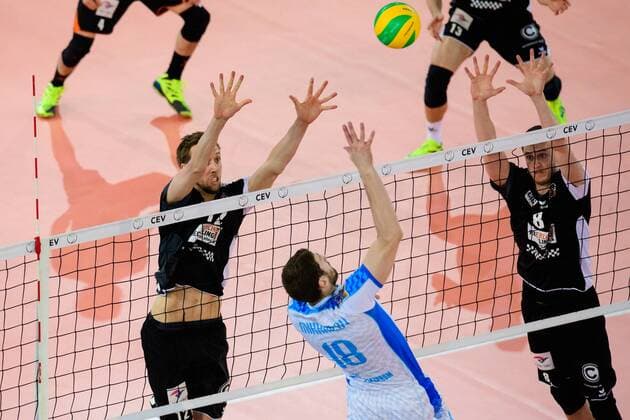 Volleyball, CL, Final Four, BR Volleys - Zenit Kasan 29.04.2017, Palalottomatica, Rom Volleyball, 2017 CEV Volleyball Champions League, Halbfinale, Berlin Recycling Volleys (GER) vs. Zenit Kazan (RUS) Block Doppelblock Paul Carroll ( 12 Berlin), Graham Vigrass ( 8 Berlin) - Angriff Maxim Mikhailov ( 18 Kazan RUS)