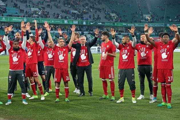 29.04.2017, xovx, Fussball 1.Bundesliga,VfL Wolfsburg - FC Bayern Muenchen, emspor, Die Spieler des FC Bayern Muenchen bejubeln den Gewinn der Deutschen Meisterschaft, Freisteller. Wolfsburg