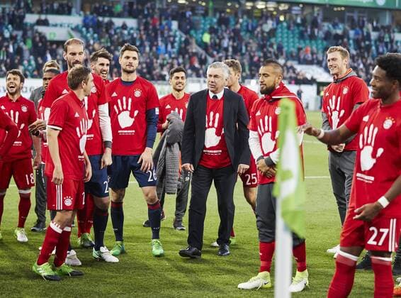 Trainer Cheftrainer Carlo Ancelotti (FCB) Joshua KIMMICH, FCB 32 Thomas MUELLER, MÜLLER, FCB 25 Philipp Lahm (FCB 21) Juan BERNAT, FCB 18 Javi MARTINEZ, FCB 8 Arturo VIDAL, FCB 23 David ALABA, FCB 27 Sven ULREICH, FCB 26 Torwart Jubel, Freude, Emotionen, Feiern, Lachen, jubelt, freuen, reisst die Arme hoch, ballt die Faust Meisterfeier, Titel, Deutsche Meisterschaft VFL WOLFSBURG - FC BAYERN MUENCHEN Fussball 1. Bundesliga , Muenchen, am 29.04.2017, 31.Spieltag, Saison 2016 2017, 1.Liga, 1.Bundesliga,FCB