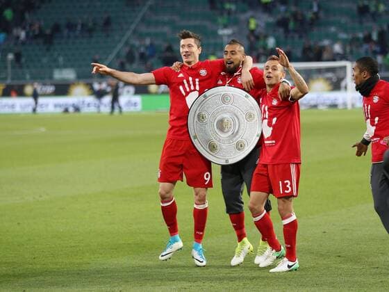 29.04.2017, Fussball GER, 1. Bundesliga Saison 2016 2017, 31. Spieltag, VfL Wolfsburg - FC Bayern Muenchen, Jubel (v.li.) Robert Lewandowski (Bayern Muenchen), Arturo Vidal (Bayern Muenchen), Rafinha (Bayern Muenchen)