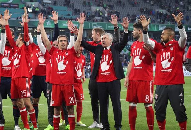 29.04.2017, Fussball GER, 1. Bundesliga Saison 2016 2017, 31. Spieltag, VfL Wolfsburg - FC Bayern Muenchen, ie Bayern Spieler feiern mit Trainer Carlo Ancelotti (Bayern Muenchen), 4.v.re.., die Deutsche Meisterschaft, mitte Philipp Lahm (Bayern Muenchen)