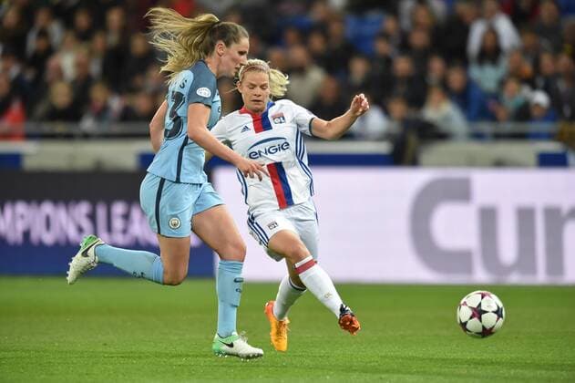 Fußball, CL, Damen, Olympique Lyon - Manchester City Eugenie Le Sommer (lyon) vs Demi Stokes (manchester city) FOOTBALL : Lyon vs Manchester City - Ligue des champions feminine - 1 2 de finale - 29 04 2017 FredericChambert Panoramic 