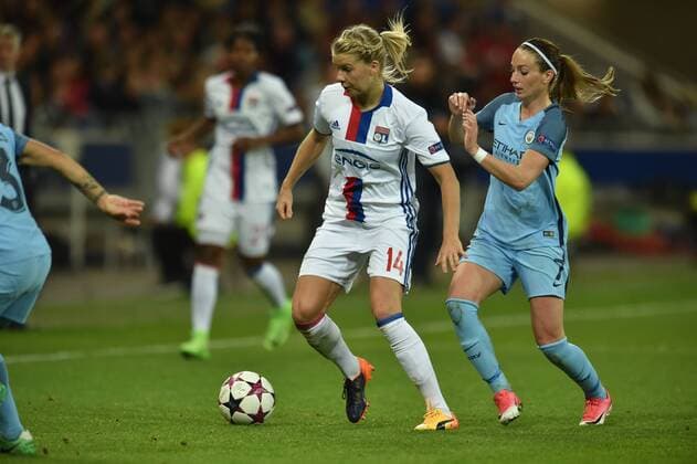 Fußball, CL, Damen, Olympique Lyon - Manchester City Ada Hegerberg (lyon) vs Kosovare Asllani (manchester city) FOOTBALL : Lyon vs Manchester City - Ligue des champions feminine - 1 2 de finale - 29 04 2017 FredericChambert Panoramic 