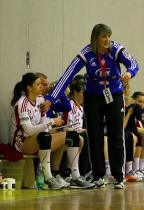 Trainerin Corina Cupcea (Zwickau) , links Monika Odrowska (Zwickau) Handball Frauen 2.Liga 2016 17 BSV Sachsen Zwickau - FSG Mainz 05 Budenheim 34:29 am 29.4.2017 BSV Sachsen Zwickau - FSG Mainz 05 Budenheim