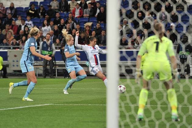 Fußball, CL, Damen, Olympique Lyon - Manchester City Alex Morgan (lyon) vs Isobel Christiansen (manchester city) FOOTBALL : Lyon vs Manchester City - Ligue des champions feminine - 1 2 de finale - 29 04 2017 FredericChambert Panoramic 