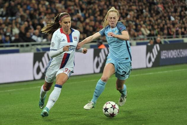 Fußball, CL, Damen, Olympique Lyon - Manchester City Alex Morgan (lyon) vs Keira Walsh (manchester city) FOOTBALL : Lyon vs Manchester City - Ligue des champions feminine - 1 2 de finale - 29 04 2017 FredericChambert Panoramic 