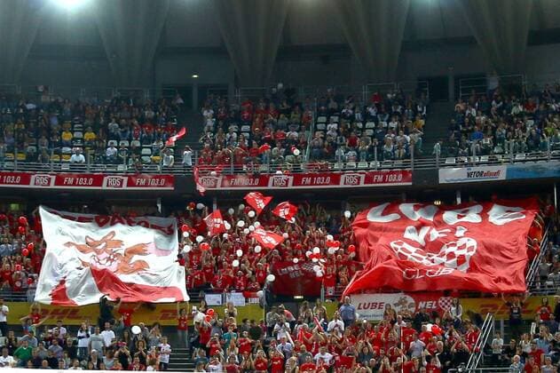 Volleyball, Herren, Saison 2016 17, CEV Champions League Final Four in Rom, Halbfinale, Perugia - Civitanova, Choreographie der Fans von Civitanova in ihrem Fanblock, 29.04.17, Copyright: xMichaelxHundtx xMatthiasxKochx