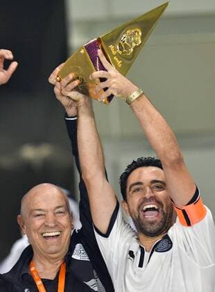 Bilder des Tages - SPORT (170430) -- DOHA, April 30, 2017 -- Xavi Hernandez(R), captain of Al Sadd holds the trophy with head coach Manuel Jesualdo Ferrira after winning Qatar Cup football final against El Jaish at the Al Sadd Stadium in Doha, capital of Qatar on April 29, 2017. Al Sadd claimed the title with 2-1. )(wll) (SP)QATAR-DOHA-SOCCER-QATAR CUP-FINAL Nikku 