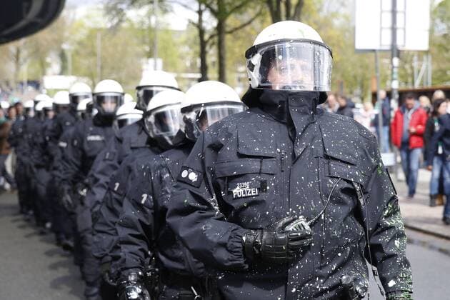 16.04.2017, Weser Stadion, Bremen, Ligaspiel, 1. Liga, SV Werder Bremen vs Hamburger SV, im Bild Der Polizist hat auf seinem Anzug Farbe von den geworfenen Farbbeuteln SV Werder Bremen vs Hamburger SV