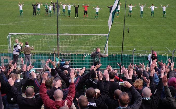 Chemie Leipzig - Bernburg Fußball Oberliga Leipzig, 28.04.2017, Alfred-Kunze-Sportpark, Fussball, NOFV Oberliga , BSG Chemie Leipzig vs. Askania Bernburg 1:0 (0:0) , Im Bild: Mannschaft und Fans von Chemie Leipzig, Schlussjubel. ,