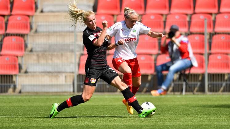 Zweikampf Rachel Rinast (Bayer 04 Leverkusen) (31) Mandy Islacker (1.FFC Frankfurt) (11) - Rachel Rinast (Bayer 04 Leverkusen) (31) kann klären, Fussball, Allianz Frauen-Bundesliga, Bayer 04 Leverkusen - 1.FFC Frankfurt, xmkx