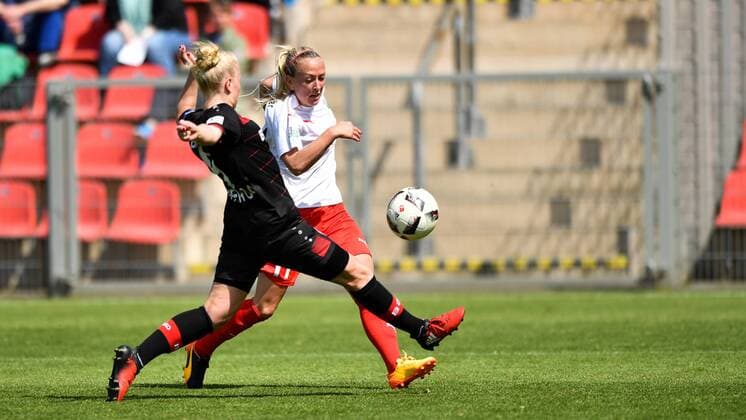 Merle Barth (Bayer 04 Leverkusen) (9) klärt eine Flanke vor Mandy Islacker (1.FFC Frankfurt) (11), Fussball, Allianz Frauen-Bundesliga, Bayer 04 Leverkusen - 1.FFC Frankfurt, xmkx