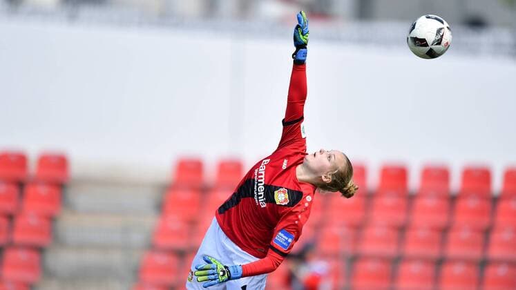 Bilder des Tages - SPORT Anna Klink (Bayer 04 Leverkusen) (1) kann den Schuss zum 1:1 nicht parieren, Fussball, Allianz Frauen-Bundesliga, Bayer 04 Leverkusen - 1.FFC Frankfurt, xmkx