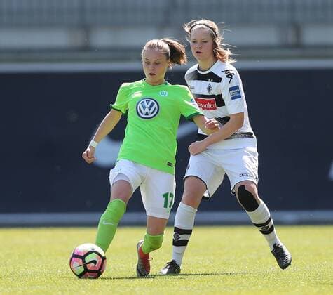 Ewa Pajor (VfL Wolfsburg) im Duell