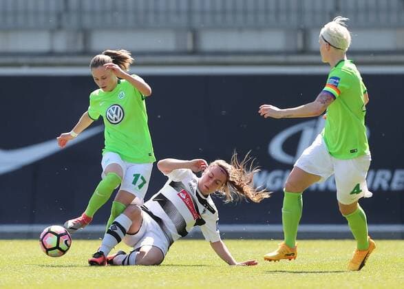 Ewa Pajor (VfL Wolfsburg) im Duell, rechts Nilla Fischer (VfL Wolfsburg)