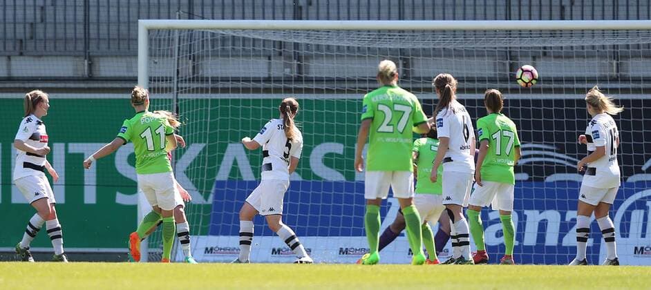 Alexandra Popp (VfL Wolfsburg) erzielt in dieser Szene ein Tor