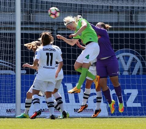 4 Nilla Fischer (VfL Wolfsburg), C. Bellinghoven (Moenchengladbach)