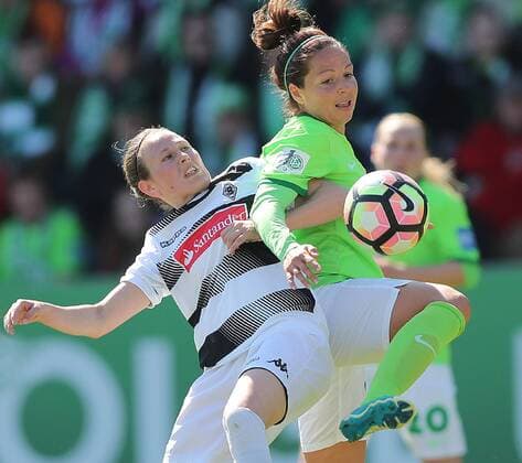 Vanessa Bernauer (VfL Wolfsburg) im Duell