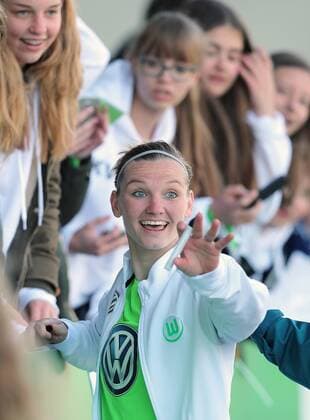 Bilder des Tages - SPORT Autogramme und Selfies mit Alexandra Popp (VfL Wolfsburg)