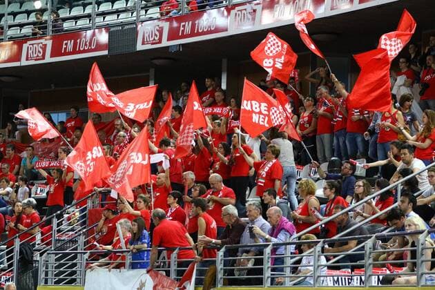 Volleyball, Herren, Saison 2016 17, CEV Champions League Final Four in Rom, Spiel um Platz 3, BR Volleys - Civitanova, Fans von Civitanova feuern ihre Mannschaft an, 30.04.17, Copyright: xMichaelxHundtx xMatthiasxKochx