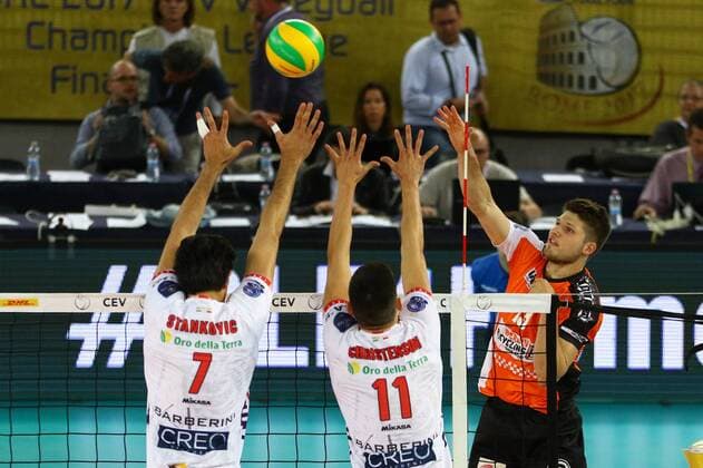 Volleyball, Herren, Saison 2016 17, CEV Champions League Final Four in Rom, Spiel um Platz 3, BR Volleys - Civitanova, Dragan Stankovic (Nr. 7, Cucine Lube Civitanova), Micah Christenson (Nr. 11, Cucine Lube Civitanova), Ruben Schott (Nr. 13, Berlin Recycling Volleys), 30.04.17, Copyright: xMichaelxHundtx xMatthiasxKochx