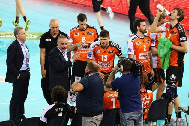 Volleyball, Herren, Saison 2016 17, CEV Champions League Final Four in Rom, Spiel um Platz 3, BR Volleys - Civitanova, Cheftrainer Roberto Serniotti (Berlin Recycling Volleys) mit den Spielern der BR Volleys bei einer Auszeit, 30.04.17, Copyright: xMichaelxHundtx xMatthiasxKochx