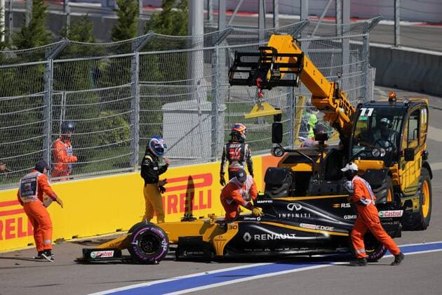 Russian Grand Prix, Sochi 27 - 30 April 2017 30.04.2017 - Race, Crash, Jolyon Palmer (GBR) Renault F1 Team RS17 and Romain Grosjean (FRA) Haas F1 Team VF-17 