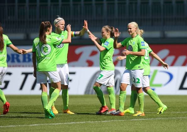 VfL vs Mgladbach, Frauen Wolfsburg, Deutschland. 30.04.2017, FUßBALL - VfL Wolfsburg vs Borussia Mönchengladbach, 1. Allianz Frauen Bundesliga, Saison 2016-17. Bild zeigt: Pernille Harder (VfL Wolfsburg) jubelt mit der Mannschaft nach ihrem Tor zum 3:0 Wolfsburg
