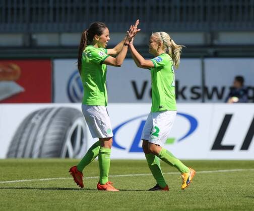 VfL vs Mgladbach, Frauen Wolfsburg, Deutschland. 30.04.2017, FUßBALL - VfL Wolfsburg vs Borussia Mönchengladbach, 1. Allianz Frauen Bundesliga, Saison 2016-17. Bild zeigt: Pernille Harder (VfL Wolfsburg) jubelt mit Sara Björk Gunnarsdottir (VfL Wolfsburg) nach ihrem Tor zum 3:0 Wolfsburg