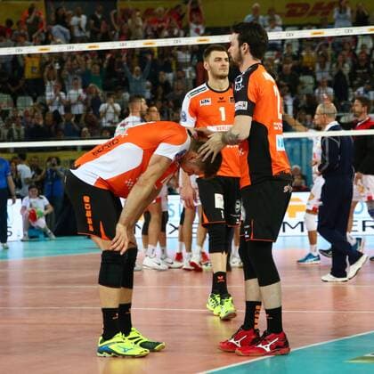 Volleyball, Herren, Saison 2016 17, CEV Champions League Final Four in Rom, Spiel um Platz 3, BR Volleys - Civitanova, Enttäuschung nach dem Spielende, Ruben Schott (Nr. 13, Berlin Recycling Volleys), Aleksandar Okolic (Nr. 1, Berlin Recycling Volleys), Steven Marshall (Nr. 2, Berlin Recycling Volleys), 30.04.17, Copyright: xMichaelxHundtx xMatthiasxKochx
